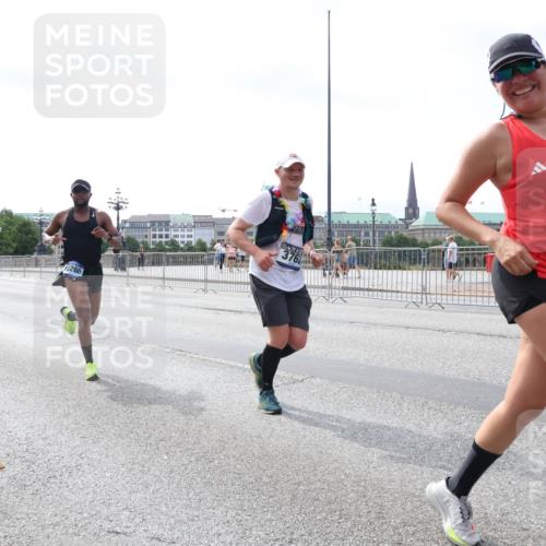 29.06.2025 - hella hamburg halbmarathon Lena Gebhardt http://msf.ph/oto/8434950 29.06.2025 10:08:55 Lombardsbrücke 18266, 376, 11967, 1147, 1188, 1427, 1838, 3762, 5347, 6100, 6590, 7453, 9718, 9951, 9958, 10035, 10092, 10819, 11067, 11496, 11657, 11780, 11967, 12144, 13174, 13592, 13593, 14736, 14902, 14965, 15584, 15586, 15592, 17347, 18266, 18505 meine-sportfotos.de