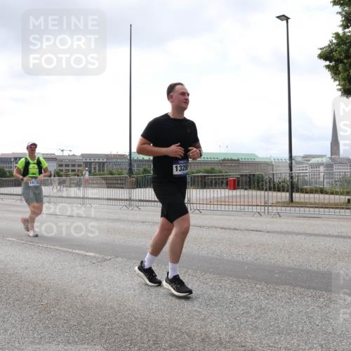 29.06.2025 - hella hamburg halbmarathon Lena Gebhardt http://msf.ph/oto/8434956 29.06.2025 10:44:52 Lombardsbrücke 13288, 19133, 1024, 1273, 1629, 1685, 1924, 2007, 2674, 2779, 3506, 3570, 4215, 4275, 4337, 4968, 5190, 5355, 5649, 6002, 6509, 6841, 6888, 7216, 7699, 7912, 8582, 8594, 8762, 8907, 9036, 9084, 9085, 9331, 9333, 9397, 9536, 10006, 10303, 10304, 10416, 10562, 10566, 10668, 10707, 11272, 12198, 12318, 12332, 12334, 12394, 12409, 13039, 13261, 13262, 13288, 13330, 13390, 14091, 14350, 14681, 14971, 18454, 18459 meine-sportfotos.de
