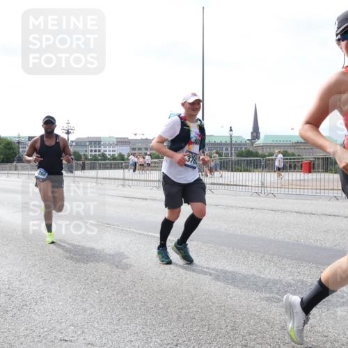 29.06.2025 - hella hamburg halbmarathon Lena Gebhardt http://msf.ph/oto/8434971 29.06.2025 10:08:55 Lombardsbrücke 266, 376, 11967, 1147, 1188, 1427, 1838, 3762, 5347, 6100, 6590, 7453, 9718, 9951, 9958, 10035, 10092, 10819, 11067, 11496, 11657, 11780, 11967, 12144, 13174, 13592, 13593, 14736, 14902, 14965, 15584, 15586, 15592, 17347, 18266, 18505 meine-sportfotos.de