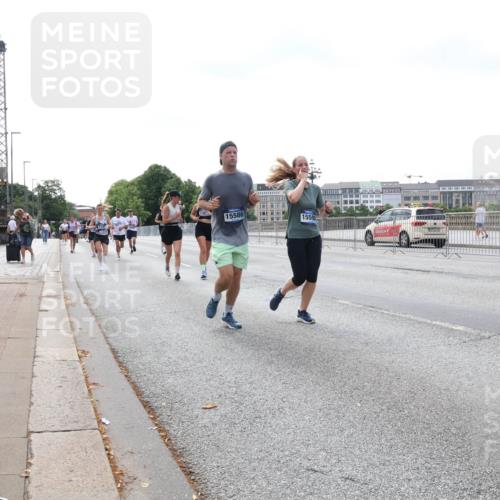 29.06.2025 - hella hamburg halbmarathon Lena Gebhardt http://msf.ph/oto/8435161 29.06.2025 10:09:02 Lombardsbrücke 15586, 1559, 1147, 1188, 1838, 2978, 3762, 5347, 5806, 6100, 6674, 7453, 9718, 9951, 9958, 10035, 10092, 10194, 10819, 11067, 11496, 11657, 11967, 12144, 12156, 13174, 13210, 13592, 13593, 13660, 14736, 15584, 15586, 15592, 17347, 18266, 18505 meine-sportfotos.de