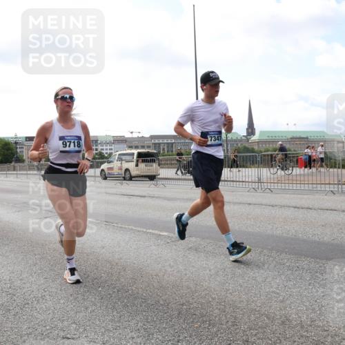 29.06.2025 - hella hamburg halbmarathon Lena Gebhardt http://msf.ph/oto/8435518 29.06.2025 10:09:09 Lombardsbrücke 18505, 9718, 7347, 1147, 1188, 1838, 2978, 3762, 4859, 5347, 5806, 5885, 6674, 7187, 7453, 9718, 10035, 10194, 10819, 11067, 11496, 11657, 12156, 12862, 13174, 13210, 13592, 13593, 13660, 14736, 15584, 15586, 15592, 17347, 18266, 18505, 18726, 18727, 19166 meine-sportfotos.de
