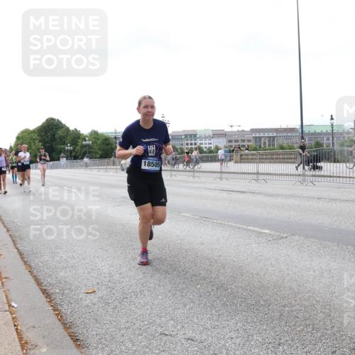 29.06.2025 - hella hamburg halbmarathon Lena Gebhardt http://msf.ph/oto/8435575 29.06.2025 10:09:10 Lombardsbrücke 1850, 1, 1147, 1188, 1838, 2978, 3762, 4859, 5347, 5806, 5885, 6674, 7187, 7453, 9718, 10035, 10194, 10819, 11067, 11496, 11657, 12156, 12862, 13174, 13210, 13592, 13593, 13660, 14736, 15584, 15586, 15592, 15697, 17347, 18266, 18505, 18726, 18727, 19166 meine-sportfotos.de