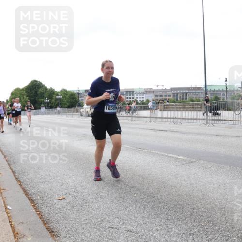 29.06.2025 - hella hamburg halbmarathon Lena Gebhardt http://msf.ph/oto/8435593 29.06.2025 10:09:10 Lombardsbrücke 1147, 1188, 1838, 2978, 3762, 4859, 5347, 5806, 5885, 6674, 7187, 7453, 9718, 10035, 10194, 10819, 11067, 11496, 11657, 12156, 12862, 13174, 13210, 13592, 13593, 13660, 14736, 15584, 15586, 15592, 15697, 17347, 18266, 18505, 18726, 18727, 19166 meine-sportfotos.de