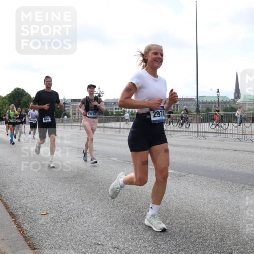 29.06.2025 - hella hamburg halbmarathon Lena Gebhardt http://msf.ph/oto/8435685 29.06.2025 10:09:14 Lombardsbrücke 12156, 13210, 6674, 2978, 1317, 1147, 1188, 1838, 2978, 3762, 4859, 5347, 5806, 5885, 6674, 7187, 7453, 9718, 9988, 10194, 10819, 11067, 11496, 11657, 12156, 12862, 13174, 13210, 13592, 13593, 13660, 14736, 15584, 15586, 15592, 15697, 16688, 17347, 18266, 18505, 18726, 18727, 19166 meine-sportfotos.de