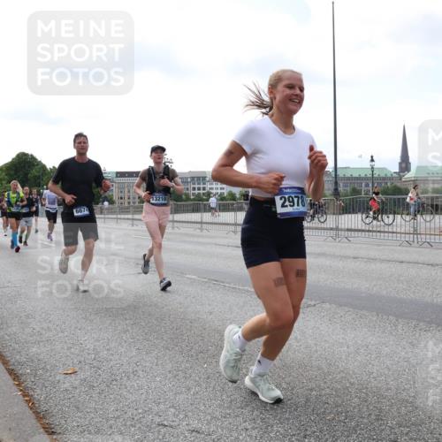 29.06.2025 - hella hamburg halbmarathon Lena Gebhardt http://msf.ph/oto/8435700 29.06.2025 10:09:14 Lombardsbrücke 12156, 13210, 6674, 1317, 2978, 1147, 1188, 1838, 2978, 3762, 4859, 5347, 5806, 5885, 6674, 7187, 7453, 9718, 9988, 10194, 10819, 11067, 11496, 11657, 12156, 12862, 13174, 13210, 13592, 13593, 13660, 14736, 15584, 15586, 15592, 15697, 16688, 17347, 18266, 18505, 18726, 18727, 19166 meine-sportfotos.de