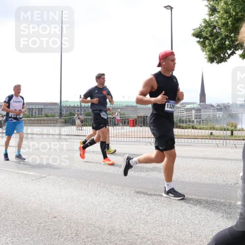 29.06.2025 - hella hamburg halbmarathon Lena Gebhardt http://msf.ph/oto/8435705 29.06.2025 10:45:02 Lombardsbrücke 6888, 6841, 1326, 1024, 1273, 1629, 1685, 1798, 1924, 2007, 2674, 2779, 3160, 3164, 3570, 3879, 3993, 4099, 4102, 4186, 4215, 4275, 4337, 4504, 4820, 4851, 4968, 5099, 5108, 5190, 5355, 5636, 6509, 6788, 6841, 6888, 6980, 7699, 7912, 8582, 8594, 8605, 8762, 8907, 9036, 9084, 9085, 9331, 9333, 9397, 9536, 10562, 10566, 10668, 10707, 11272, 11314, 12198, 12318, 12332, 12334, 12394, 13039, 13261, 14350, 14681, 18454, 18459 meine-sportfotos.de