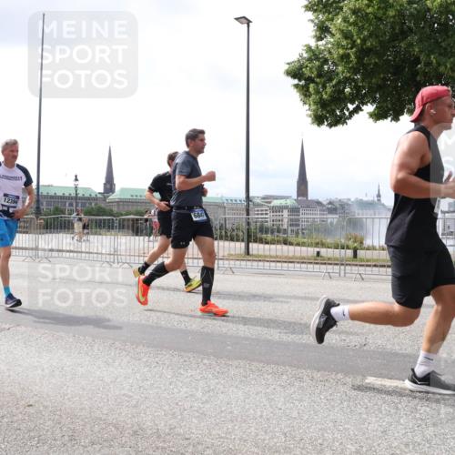 29.06.2025 - hella hamburg halbmarathon Lena Gebhardt http://msf.ph/oto/8435754 29.06.2025 10:45:02 Lombardsbrücke 6888, 12394, 6841, 1024, 1273, 1629, 1685, 1798, 1924, 2007, 2674, 2779, 3160, 3164, 3570, 3879, 3993, 4099, 4102, 4186, 4215, 4275, 4337, 4504, 4820, 4851, 4968, 5099, 5108, 5190, 5355, 5636, 6509, 6788, 6841, 6888, 6980, 7699, 7912, 8582, 8594, 8605, 8762, 8907, 9036, 9084, 9085, 9331, 9333, 9397, 9536, 10562, 10566, 10668, 10707, 11272, 11314, 12198, 12318, 12332, 12334, 12394, 13039, 13261, 14350, 14681, 18454, 18459 meine-sportfotos.de