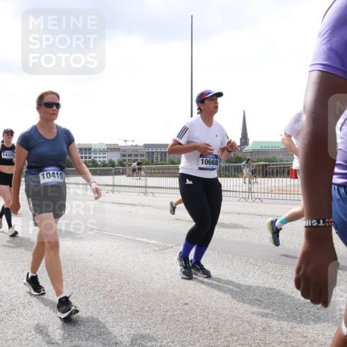 29.06.2025 - hella hamburg halbmarathon Lena Gebhardt http://msf.ph/oto/8435930 29.06.2025 10:45:04 Lombardsbrücke 13039, 3570, 14325, 10416, 10668, 1024, 1273, 1629, 1685, 1798, 1924, 2007, 2674, 2779, 3160, 3164, 3570, 3879, 3993, 4099, 4102, 4186, 4215, 4275, 4337, 4504, 4820, 4851, 4968, 5099, 5108, 5190, 5355, 5636, 6509, 6763, 6788, 6841, 6888, 6911, 6980, 7699, 7912, 8582, 8594, 8605, 8762, 8907, 9036, 9084, 9085, 9331, 9333, 9397, 10562, 10566, 10668, 10707, 11272, 11314, 12198, 12318, 12332, 12334, 12394, 13039, 13261, 14681, 18454, 18459 meine-sportfotos.de