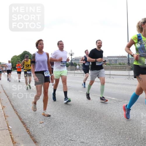 29.06.2025 - hella hamburg halbmarathon Lena Gebhardt http://msf.ph/oto/8436022 29.06.2025 10:09:19 Lombardsbrücke 77, 4858, 14736, 1317, 10819, 12862, 101, 11067, 1149, 1147, 1188, 1483, 1513, 1838, 2978, 4859, 5347, 5806, 5885, 6674, 7187, 7453, 9718, 9988, 10194, 10819, 11067, 11496, 11657, 12156, 12862, 13210, 13592, 13593, 13660, 14736, 15584, 15586, 15592, 15697, 16688, 17347, 18266, 18505, 18726, 18727, 19166 meine-sportfotos.de