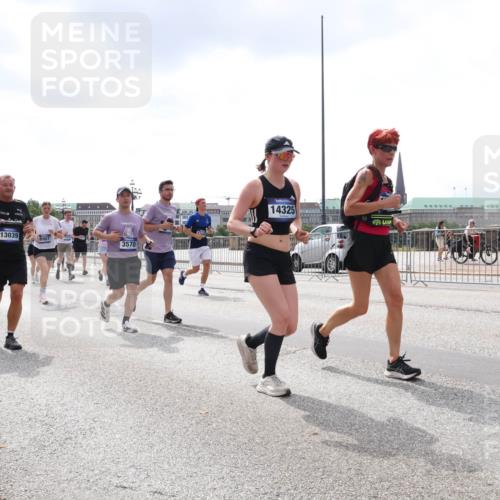 29.06.2025 - hella hamburg halbmarathon Lena Gebhardt http://msf.ph/oto/8436134 29.06.2025 10:45:06 Lombardsbrücke 13039, 17273, 8907, 3570, 14325, 1024, 1273, 1629, 1685, 1798, 1924, 2007, 2674, 2779, 3160, 3164, 3570, 3879, 3993, 4099, 4102, 4186, 4215, 4275, 4337, 4504, 4820, 4851, 4968, 5099, 5108, 5190, 5339, 5355, 5636, 5949, 6509, 6763, 6788, 6841, 6888, 6911, 6980, 7699, 7912, 8582, 8594, 8605, 8762, 8907, 9036, 9084, 9085, 9331, 9333, 9397, 10225, 10562, 10566, 10668, 10707, 11272, 11314, 12198, 12318, 12332, 12334, 12394, 13039, 13261, 14681 meine-sportfotos.de