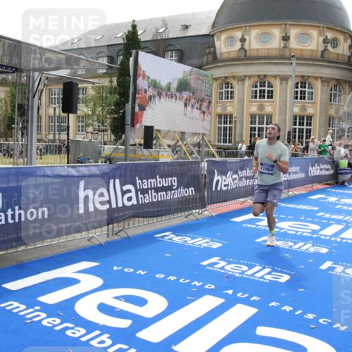 29.06.2025 - hella hamburg halbmarathon Michael Strokosch http://msf.ph/oto/8436154 29.06.2025 10:16:41 Ziel 11864 meine-sportfotos.de
