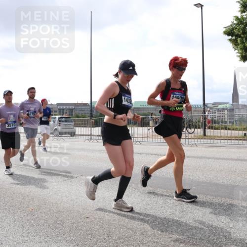 29.06.2025 - hella hamburg halbmarathon Lena Gebhardt http://msf.ph/oto/8436179 29.06.2025 10:45:06 Lombardsbrücke 9, 3570, 275, 1432, 15809, 1024, 1273, 1629, 1685, 1798, 1924, 2007, 2674, 2779, 3160, 3164, 3570, 3879, 3993, 4099, 4102, 4186, 4215, 4275, 4337, 4504, 4820, 4851, 4968, 5099, 5108, 5190, 5339, 5355, 5636, 5949, 6509, 6763, 6788, 6841, 6888, 6911, 6980, 7699, 7912, 8582, 8594, 8605, 8762, 8907, 9036, 9084, 9085, 9331, 9333, 9397, 10225, 10562, 10566, 10668, 10707, 11272, 11314, 12198, 12318, 12332, 12334, 12394, 13039, 13261, 14681 meine-sportfotos.de