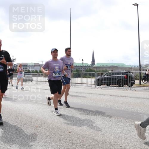 29.06.2025 - hella hamburg halbmarathon Lena Gebhardt http://msf.ph/oto/8436230 29.06.2025 10:45:07 Lombardsbrücke 13039, 3570, 275, 1024, 1273, 1629, 1685, 1798, 1924, 2007, 2674, 2779, 3160, 3164, 3570, 3879, 3993, 4099, 4102, 4186, 4215, 4275, 4306, 4337, 4504, 4820, 4851, 5099, 5108, 5190, 5339, 5636, 5949, 6509, 6763, 6788, 6841, 6888, 6911, 6980, 7699, 7912, 8582, 8594, 8605, 8762, 8907, 9036, 9084, 9085, 9331, 9333, 10225, 10562, 10566, 10668, 10707, 11272, 11314, 12198, 12318, 12332, 12334, 12394, 13039, 13261, 14681 meine-sportfotos.de