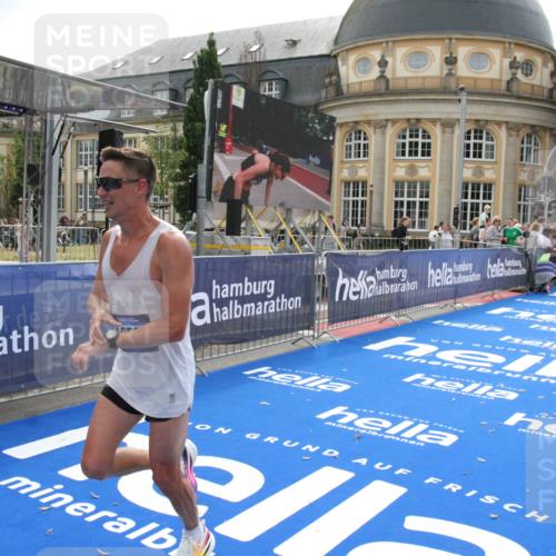 29.06.2025 - hella hamburg halbmarathon Michael Strokosch http://msf.ph/oto/8436235 29.06.2025 10:17:04 Ziel 16529 meine-sportfotos.de