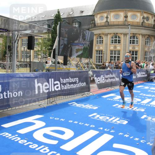 29.06.2025 - hella hamburg halbmarathon Michael Strokosch http://msf.ph/oto/8436265 29.06.2025 10:19:13 Ziel 53, 2144 meine-sportfotos.de