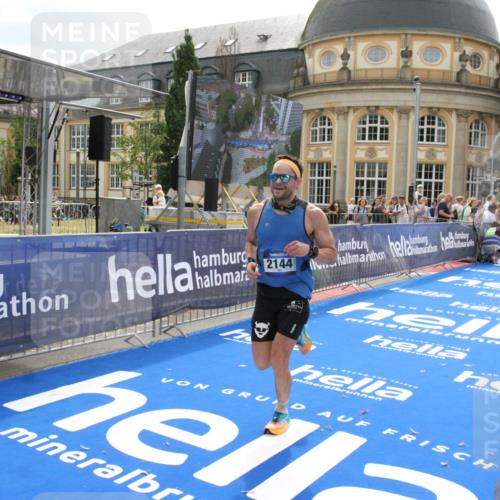 29.06.2025 - hella hamburg halbmarathon Michael Strokosch http://msf.ph/oto/8436279 29.06.2025 10:19:14 Ziel 53, 2144 meine-sportfotos.de