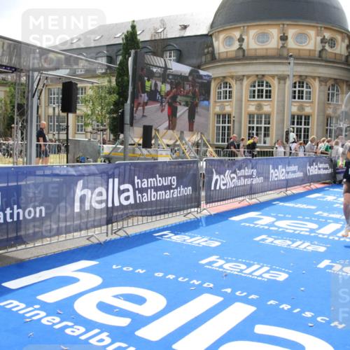 29.06.2025 - hella hamburg halbmarathon Michael Strokosch http://msf.ph/oto/8436282 29.06.2025 10:17:11 Ziel 4116 meine-sportfotos.de