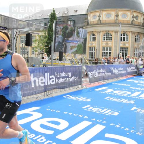 29.06.2025 - hella hamburg halbmarathon Michael Strokosch http://msf.ph/oto/8436292 29.06.2025 10:19:14 Ziel 53, 2144 meine-sportfotos.de