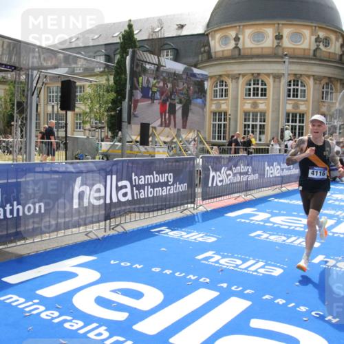 29.06.2025 - hella hamburg halbmarathon Michael Strokosch http://msf.ph/oto/8436294 29.06.2025 10:17:11 Ziel 4116 meine-sportfotos.de