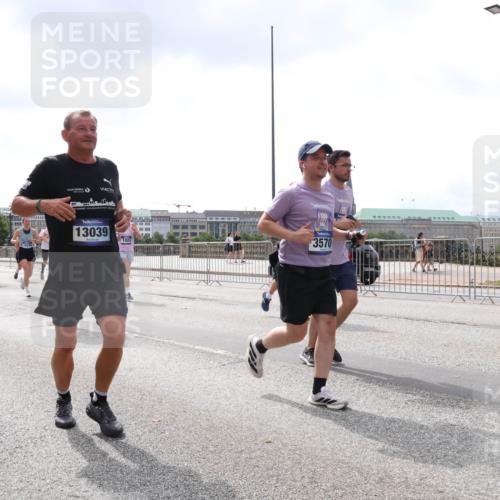 29.06.2025 - hella hamburg halbmarathon Lena Gebhardt http://msf.ph/oto/8436295 29.06.2025 10:45:07 Lombardsbrücke 17273, 13039, 1024, 3570, 1024, 1273, 1629, 1685, 1798, 1924, 2007, 2674, 2779, 3160, 3164, 3570, 3879, 3993, 4099, 4102, 4186, 4215, 4275, 4306, 4337, 4504, 4820, 4851, 5099, 5108, 5190, 5339, 5636, 5949, 6509, 6763, 6788, 6841, 6888, 6911, 6980, 7699, 7912, 8582, 8594, 8605, 8762, 8907, 9036, 9084, 9085, 9331, 9333, 10225, 10562, 10566, 10668, 10707, 11272, 11314, 12198, 12318, 12332, 12334, 12394, 13039, 13261, 14681 meine-sportfotos.de