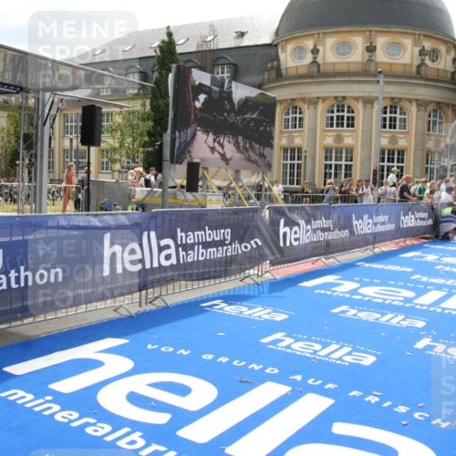 29.06.2025 - hella hamburg halbmarathon Michael Strokosch http://msf.ph/oto/8436301 29.06.2025 10:19:24 Ziel 2659, 13016 meine-sportfotos.de