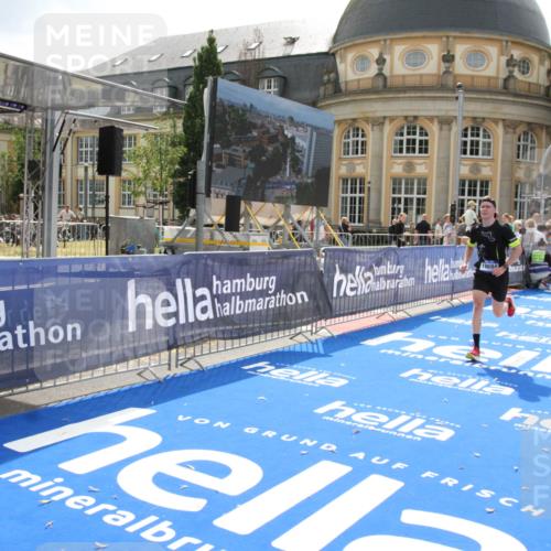 29.06.2025 - hella hamburg halbmarathon Michael Strokosch http://msf.ph/oto/8436328 29.06.2025 10:17:26 Ziel 18694 meine-sportfotos.de