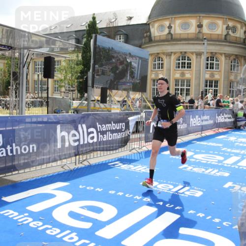 29.06.2025 - hella hamburg halbmarathon Michael Strokosch http://msf.ph/oto/8436334 29.06.2025 10:17:26 Ziel 18694 meine-sportfotos.de