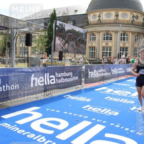 29.06.2025 - hella hamburg halbmarathon Michael Strokosch http://msf.ph/oto/8436361 29.06.2025 10:19:26 Ziel 2659, 13016 meine-sportfotos.de