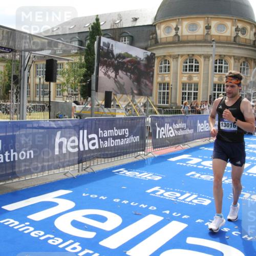 29.06.2025 - hella hamburg halbmarathon Michael Strokosch http://msf.ph/oto/8436374 29.06.2025 10:19:27 Ziel 2659, 13016 meine-sportfotos.de
