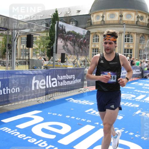 29.06.2025 - hella hamburg halbmarathon Michael Strokosch http://msf.ph/oto/8436386 29.06.2025 10:19:27 Ziel 2659, 13016 meine-sportfotos.de
