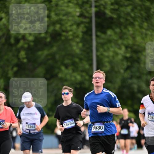 29.06.2025 - hella hamburg halbmarathon Dr. Thomas Lammeyer http://msf.ph/oto/8436394 29.06.2025 10:55:21 Kennedybrücke 1208, 2358, 2859, 3229, 3647, 4848, 5530, 6178, 7141, 7769, 8779, 8986, 9605, 10437, 11252 meine-sportfotos.de