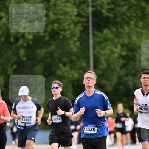 29.06.2025 - hella hamburg halbmarathon Dr. Thomas Lammeyer http://msf.ph/oto/8436400 29.06.2025 10:55:21 Kennedybrücke 1208, 2358, 2859, 3229, 3647, 4848, 5530, 6178, 7141, 7769, 8779, 8986, 9605, 10437, 11252 meine-sportfotos.de