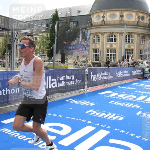29.06.2025 - hella hamburg halbmarathon Michael Strokosch http://msf.ph/oto/8436412 29.06.2025 10:17:58 Ziel 14932, 15166 meine-sportfotos.de