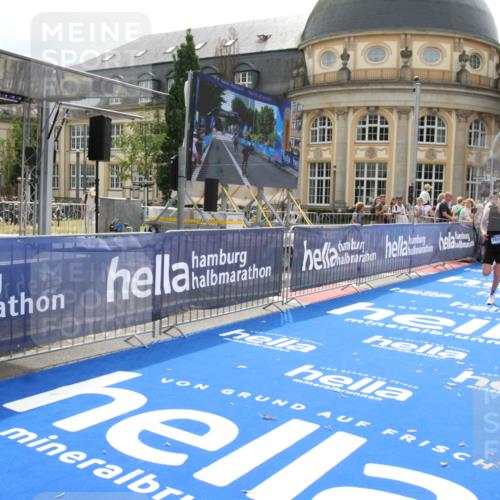 29.06.2025 - hella hamburg halbmarathon Michael Strokosch http://msf.ph/oto/8436413 29.06.2025 10:19:41 Ziel 19108 meine-sportfotos.de