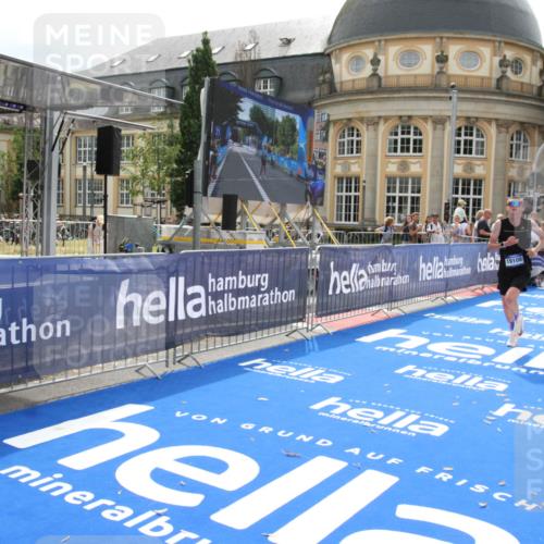 29.06.2025 - hella hamburg halbmarathon Michael Strokosch http://msf.ph/oto/8436426 29.06.2025 10:19:42 Ziel 19108 meine-sportfotos.de