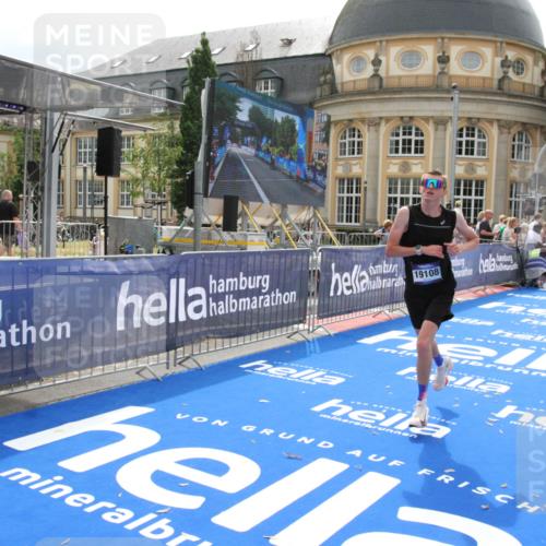 29.06.2025 - hella hamburg halbmarathon Michael Strokosch http://msf.ph/oto/8436438 29.06.2025 10:19:42 Ziel 19108 meine-sportfotos.de