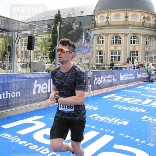 29.06.2025 - hella hamburg halbmarathon Michael Strokosch http://msf.ph/oto/8436444 29.06.2025 10:18:00 Ziel 15166, 19072 meine-sportfotos.de