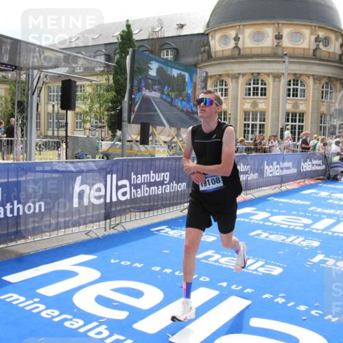 29.06.2025 - hella hamburg halbmarathon Michael Strokosch http://msf.ph/oto/8436455 29.06.2025 10:19:43 Ziel 19108 meine-sportfotos.de