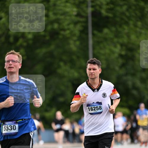 29.06.2025 - hella hamburg halbmarathon Dr. Thomas Lammeyer http://msf.ph/oto/8436457 29.06.2025 10:55:23 Kennedybrücke 1208, 2358, 2859, 3229, 3647, 4771, 4848, 5530, 6178, 7141, 7769, 8779, 8986, 9605, 11252 meine-sportfotos.de