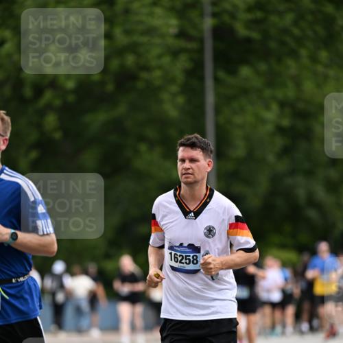 29.06.2025 - hella hamburg halbmarathon Dr. Thomas Lammeyer http://msf.ph/oto/8436467 29.06.2025 10:55:23 Kennedybrücke 1208, 2358, 2859, 3229, 3647, 4771, 4848, 5530, 6178, 7141, 7769, 8779, 8986, 9605, 11252 meine-sportfotos.de