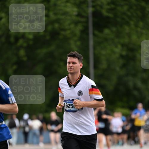29.06.2025 - hella hamburg halbmarathon Dr. Thomas Lammeyer http://msf.ph/oto/8436471 29.06.2025 10:55:23 Kennedybrücke 1208, 2358, 2859, 3229, 3647, 4771, 4848, 5530, 6178, 7141, 7769, 8779, 8986, 9605, 11252 meine-sportfotos.de