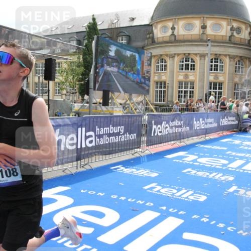 29.06.2025 - hella hamburg halbmarathon Michael Strokosch http://msf.ph/oto/8436473 29.06.2025 10:19:43 Ziel 19108 meine-sportfotos.de