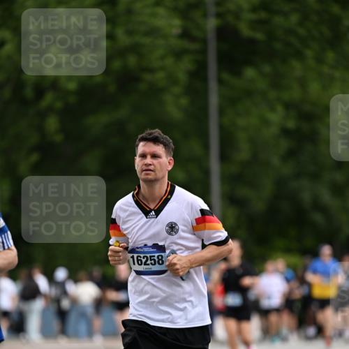 29.06.2025 - hella hamburg halbmarathon Dr. Thomas Lammeyer http://msf.ph/oto/8436478 29.06.2025 10:55:23 Kennedybrücke 1208, 2358, 2859, 3229, 3647, 4771, 4848, 5530, 6178, 7141, 7769, 8779, 8986, 9605, 11252 meine-sportfotos.de