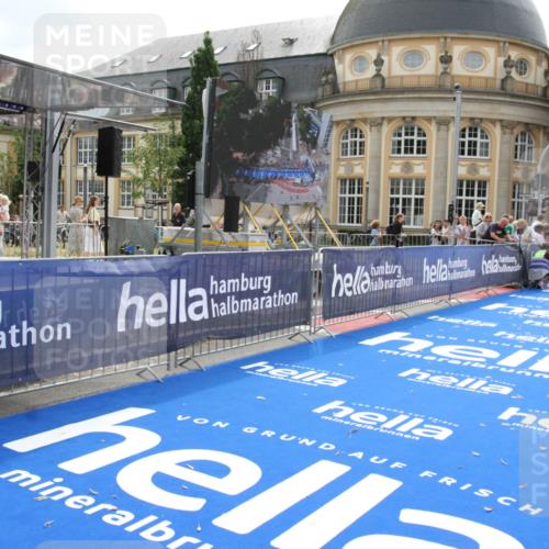 29.06.2025 - hella hamburg halbmarathon Michael Strokosch http://msf.ph/oto/8436480 29.06.2025 10:18:01 Ziel 15166, 19072 meine-sportfotos.de