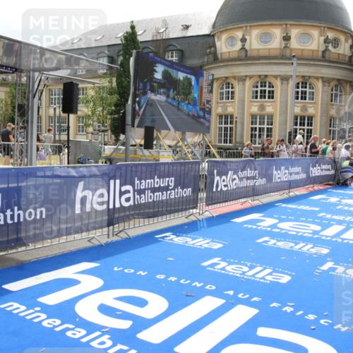 29.06.2025 - hella hamburg halbmarathon Michael Strokosch http://msf.ph/oto/8436483 29.06.2025 10:19:43 Ziel 19108 meine-sportfotos.de