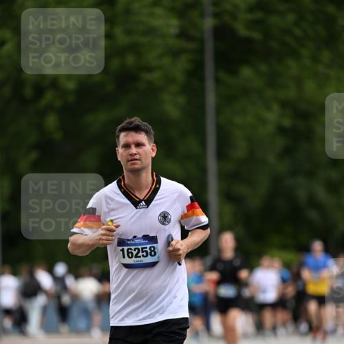 29.06.2025 - hella hamburg halbmarathon Dr. Thomas Lammeyer http://msf.ph/oto/8436487 29.06.2025 10:55:23 Kennedybrücke 1208, 2358, 2859, 3229, 3647, 4771, 4848, 5530, 6178, 7141, 7769, 8779, 8986, 9605, 11252 meine-sportfotos.de