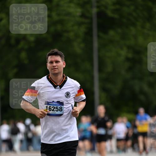 29.06.2025 - hella hamburg halbmarathon Dr. Thomas Lammeyer http://msf.ph/oto/8436496 29.06.2025 10:55:24 Kennedybrücke 1208, 2358, 2859, 3229, 4771, 4848, 5530, 6178, 7141, 7769, 8779, 9166, 9605, 9933, 11252 meine-sportfotos.de