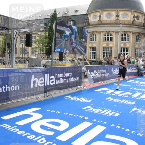 29.06.2025 - hella hamburg halbmarathon Michael Strokosch http://msf.ph/oto/8436498 29.06.2025 10:19:51 Ziel 4524 meine-sportfotos.de