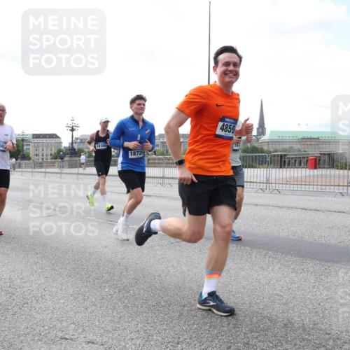 29.06.2025 - hella hamburg halbmarathon Lena Gebhardt http://msf.ph/oto/8436499 29.06.2025 10:09:23 Lombardsbrücke 1366, 19166, 8, 18726, 4859, 10, 1147, 1188, 1456, 1483, 1513, 1823, 1838, 2978, 4859, 5806, 5885, 6674, 7187, 7453, 8090, 9297, 9718, 9988, 10194, 10819, 11067, 11496, 12156, 12509, 12862, 13210, 13592, 13593, 13660, 14736, 15586, 15592, 15697, 16688, 17347, 18266, 18505, 18726, 18727, 19166 meine-sportfotos.de