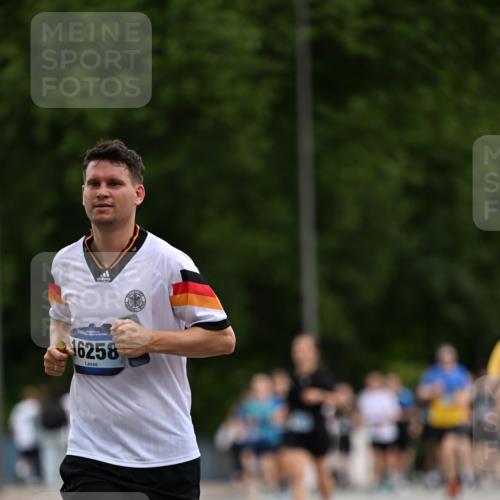 29.06.2025 - hella hamburg halbmarathon Dr. Thomas Lammeyer http://msf.ph/oto/8436510 29.06.2025 10:55:24 Kennedybrücke 1208, 2358, 2859, 3229, 4771, 4848, 5530, 6178, 7141, 7769, 8779, 9166, 9605, 9933, 11252 meine-sportfotos.de